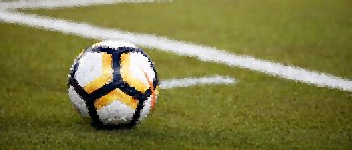 Ein Fußball auf einem Feld